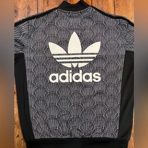 Adidas 3 Stripe Black & White Scallop design. Adidas Logo on back.Unisex Medium